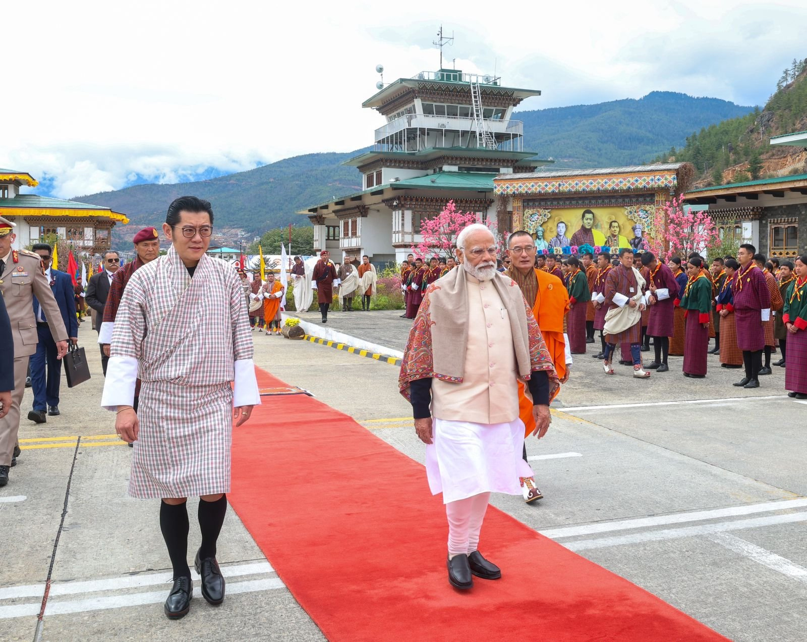 'भूटान के राजा जिग्मे खेसर नामग्याल वांगचुक और पीएम शेरिंग टोबगे अपनी दो दिवसीय राजकीय यात्रा के समापन पर पीएम मोदी को हवाई अड्डे पर छोड़ने आए।'