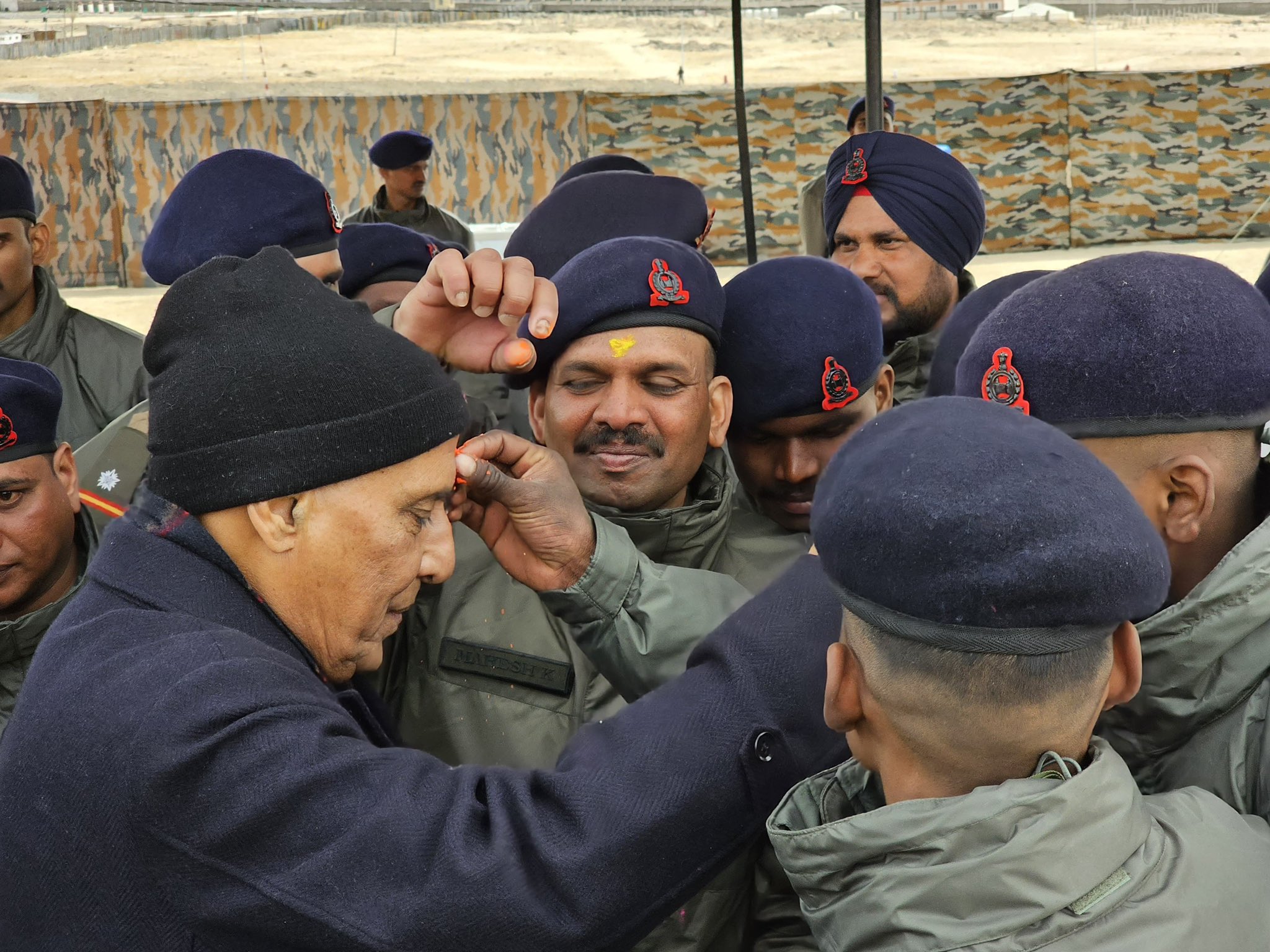 ' सैन्य स्टेशन पर सशस्त्र बलों के साथ #होली मनाने के बाद, रक्षा मंत्री राजनाथ सिंह ने सेना के जवानों को संबोधित किया।'