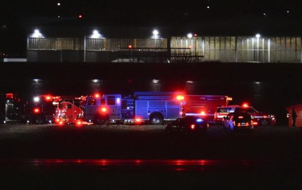 'हवा में टक्कर से लगभग तिमाही सदी की सबसे घातक अमेरिकी हवाई दुर्घटना में 67 लोगों की मौत | '