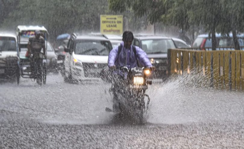 'बंगाल समेत 10 से अधिक राज्यों में आज भारी बारिश का अलर्ट, यहां पर 60 किमी की स्पीड से चलेंगी हवाएं'