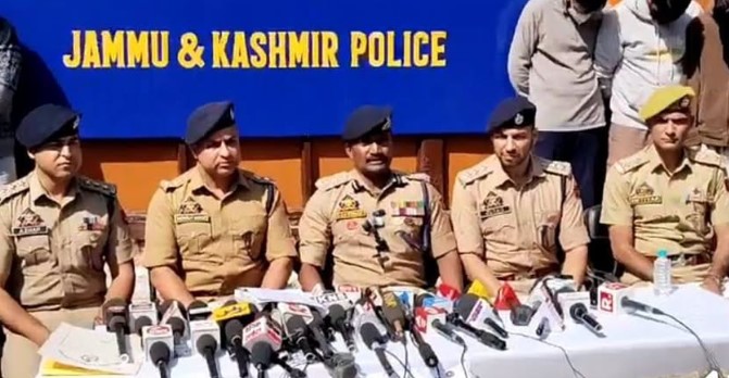 'श्रीनगर में बड़े ड्रग सिंडिकेट का भंडाफोड़, 8 गिरफ्तार; 85.76 लाख कैश, 1.05 करोड़ का सोना और नशीली दवाएं बरामद'