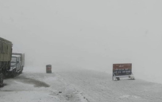 'Gurez-Bandipora road reopened after snowfall at Razdan Top'