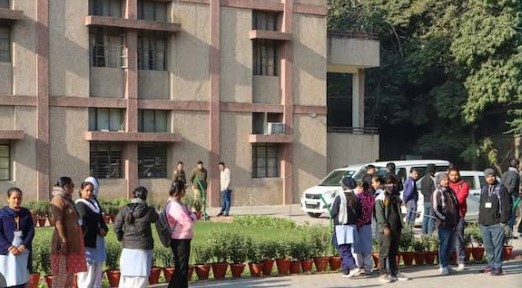 'दिल्ली के दो स्कूलों को बम से उड़ाने की धमकी, मचा हड़कंप'