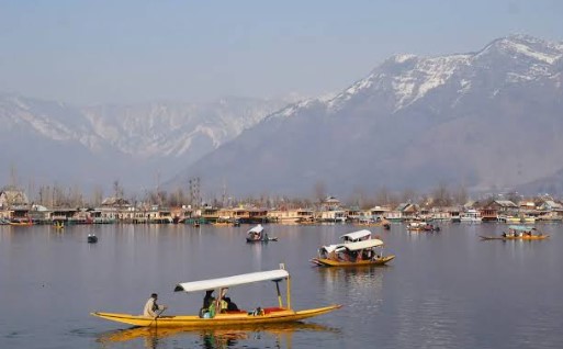 'J&K High Court Bans Motorboats On Dal Lake'